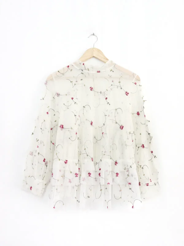 Blusa de encaje floreada