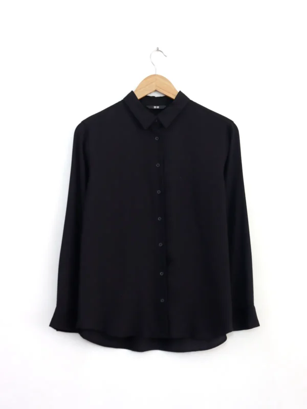 Blusa negra UNIQLO